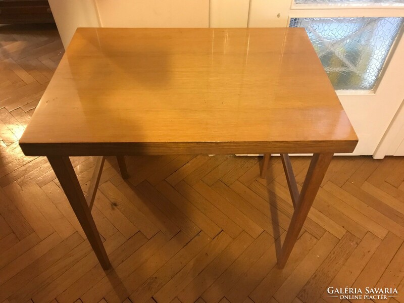 TV table made in retro style. In good condition. With nice, shiny furniture. 70X50x70 cm