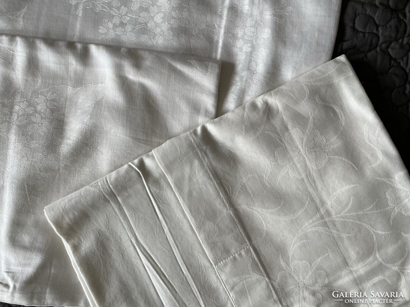 Kiváló minőségű fehér damaszt párnahuzatok párban, új állapotban