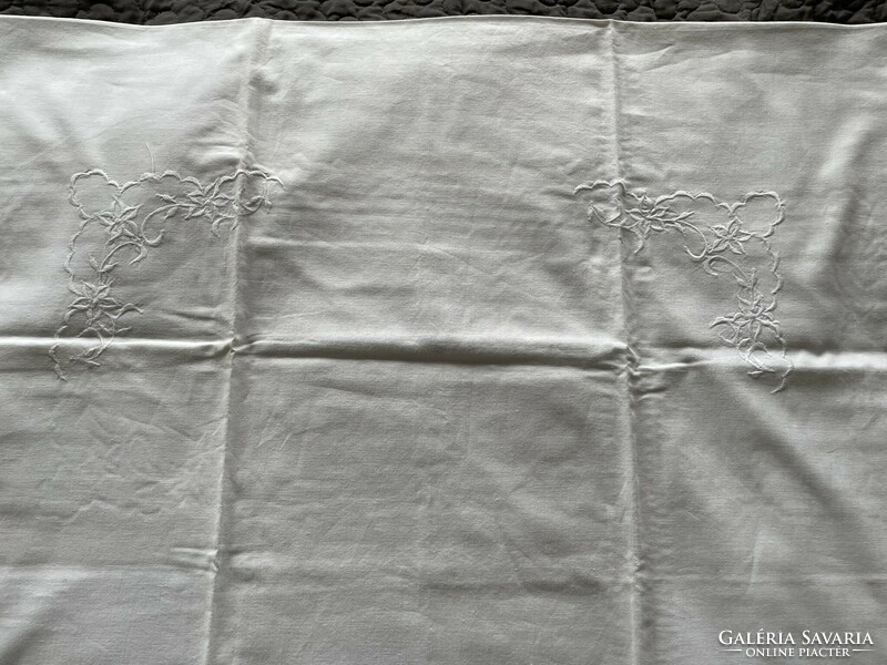 Kiváló minőségű hímzett fehér vászon párnahuzat, új állapotban