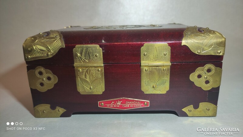 A nice gift is now worth it!!! Rosewood jewelry box with jade decoration and copper studs