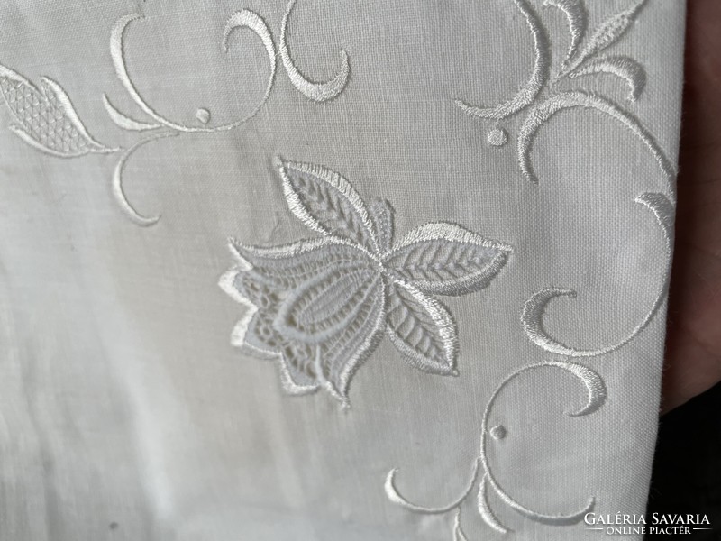 Kiváló minőségű hímzett fehér damaszt párnahuzat, új állapotban