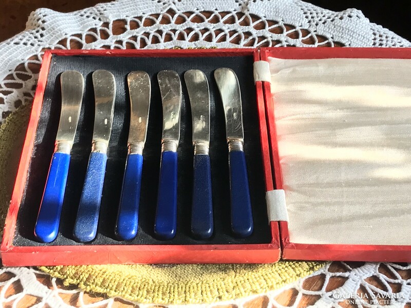 Csinos, antik, vastagon ezüstözött, 6 személyes vajazó kés készlet, eredeti dobozában, jelzett
