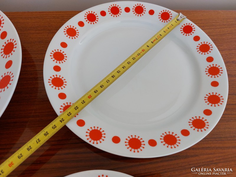 Retro 4 lowland porcelain plates with a red pattern, the largest is 28.7 cm