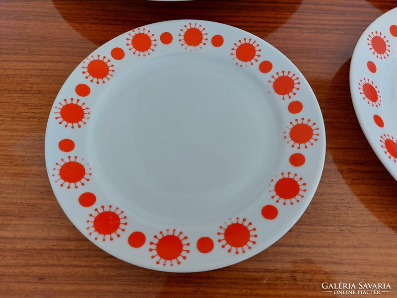 Retro 4 lowland porcelain plates with a red pattern, the largest is 28.7 cm