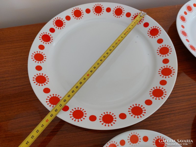 Retro 4 lowland porcelain plates with a red pattern, the largest is 28.7 cm