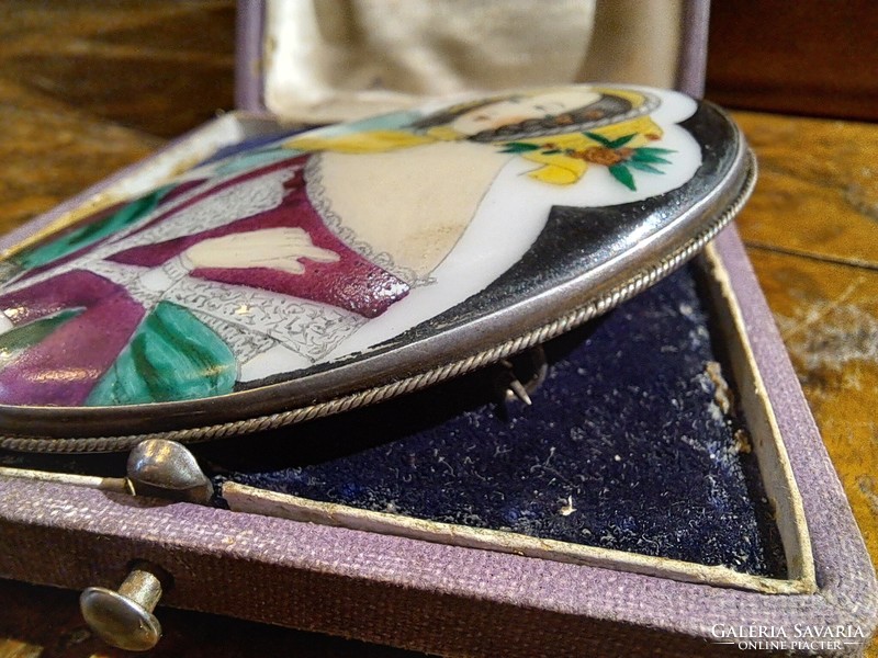 Art deco brooch with a painting by painter Ernő bánk