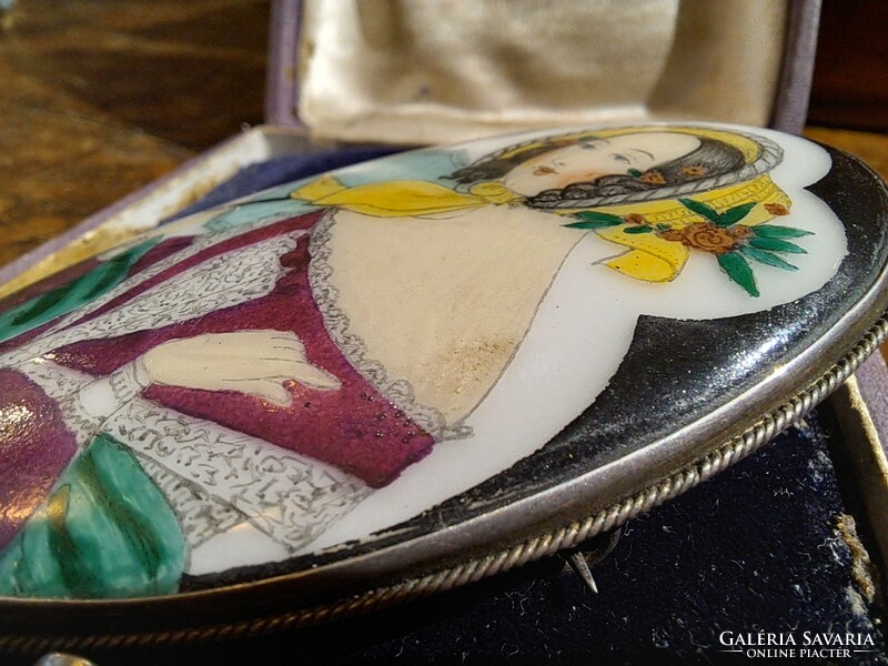 Art deco brooch with a painting by painter Ernő bánk