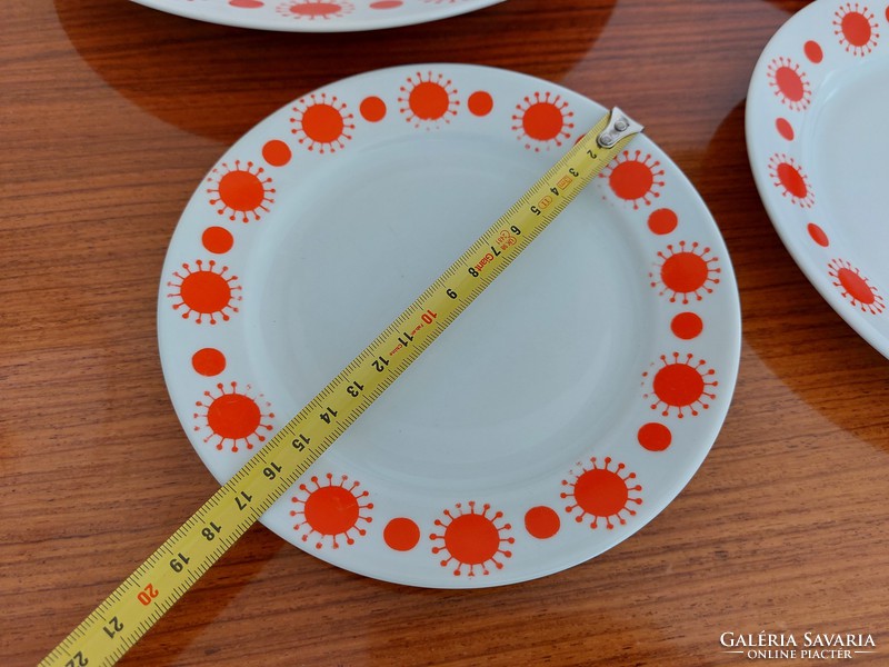 Retro 4 lowland porcelain plates with a red pattern, the largest is 28.7 cm