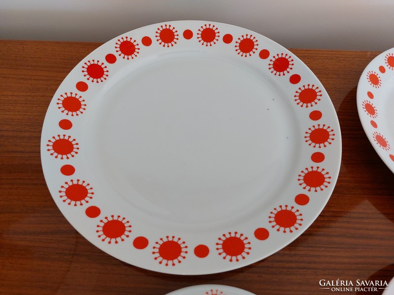 Retro 4 lowland porcelain plates with a red pattern, the largest is 28.7 cm