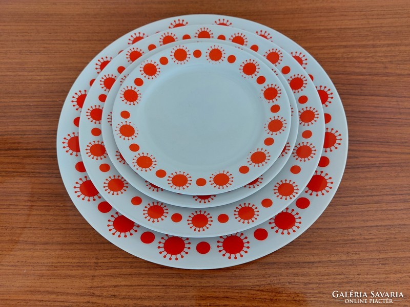 Retro 4 lowland porcelain plates with a red pattern, the largest is 28.7 cm