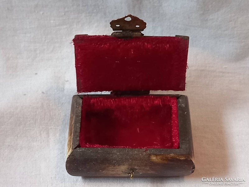 Small Indian jewelry box carved from real bone 01