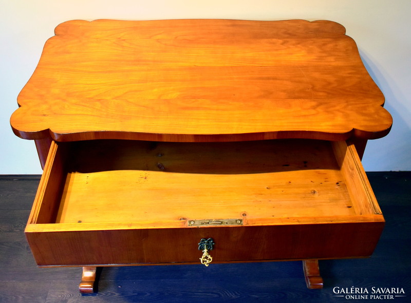 XIX. No. Biedermeier table with drawers!