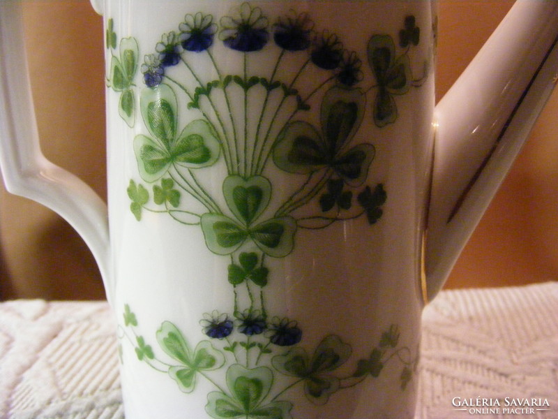 Clover pattern spout