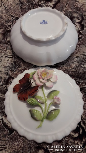 Angol dombormintás porcelán bonbonier, dobozka (L3064)