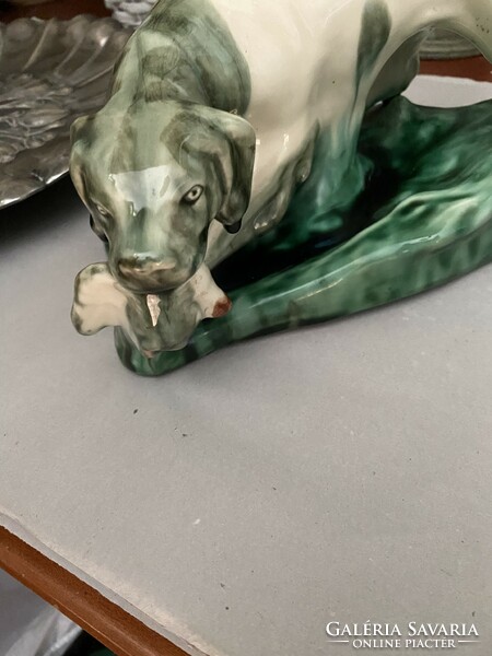 Porcelain hunting dog with a pheasant in its mouth
