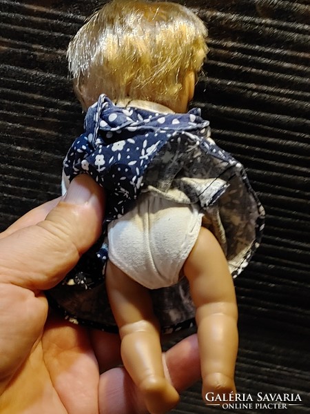 Szuperritka kacsintós nyelvkinyújtós baba 17 cm   gyűjtőknek