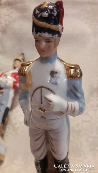 Two antique soldiers in a porcelain pair (l3135)