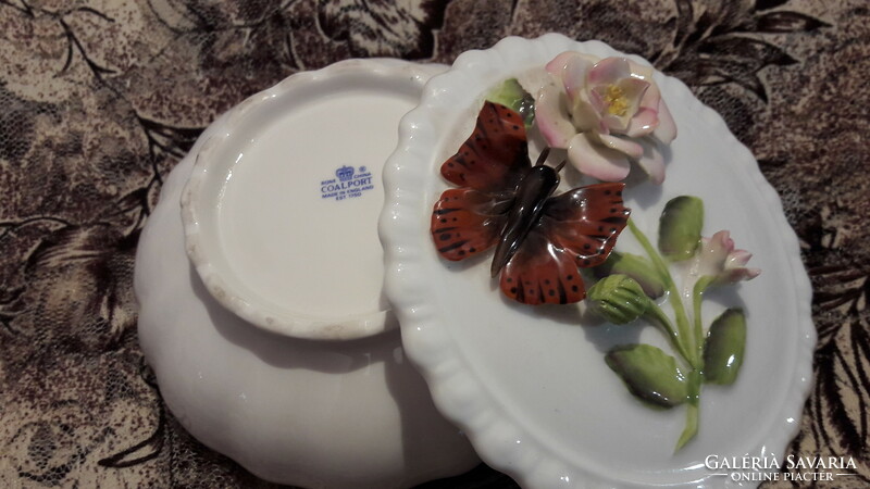 Angol dombormintás porcelán bonbonier, dobozka (L3064)