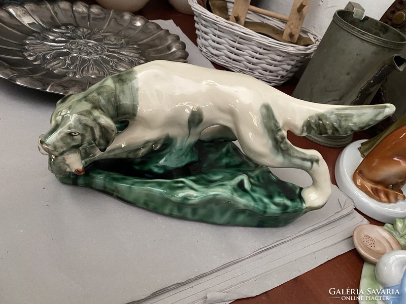 Porcelain hunting dog with a pheasant in its mouth