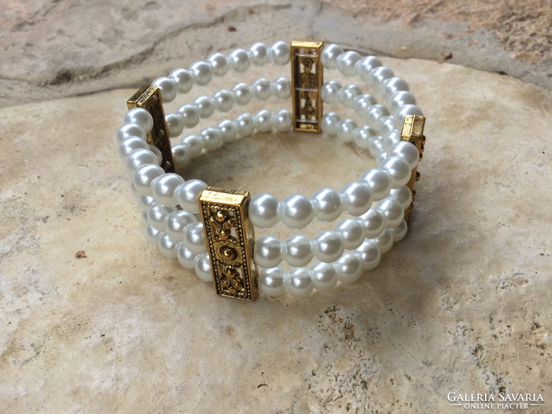 Three-row white tekla bracelet with antique gold decoration