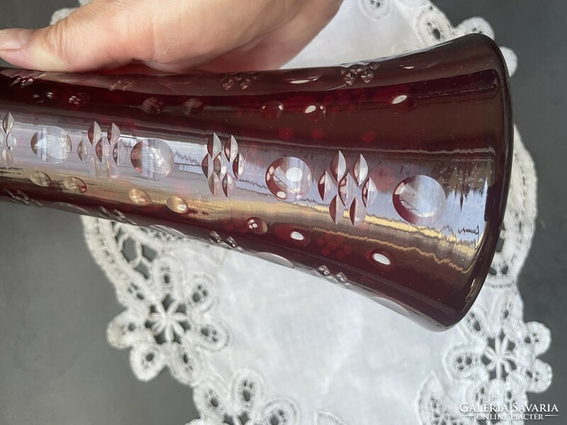 Gyönyörű rubin, bordó csiszolt kristály üveg váza, 26 cm, hibátlan