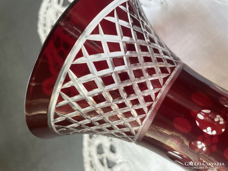 TÉLI VÁSÁR!  Gyönyörű rubin, bordó csiszolt kristály üveg váza, 26 cm, hibátlan