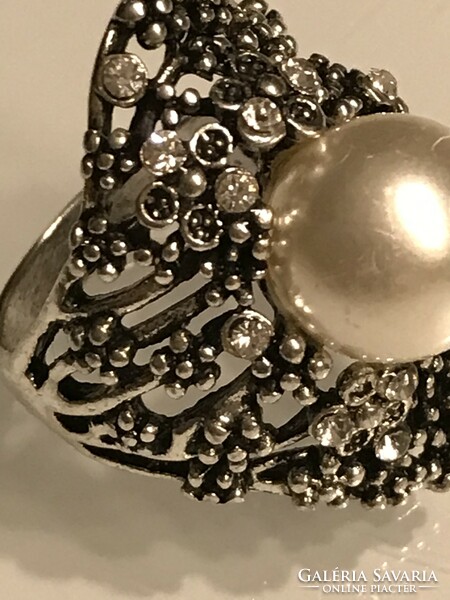 Ezüstözött koktélgyűrű gyönggyel és apró kristályokkal, 8-as méret