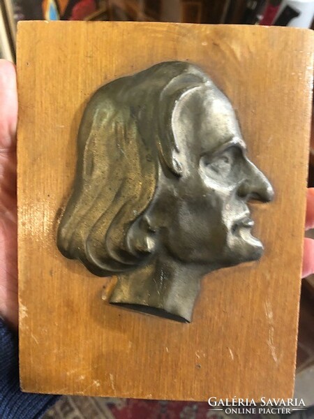Liszt Ferenc bronz relief, fára szerelve, 12 cm-es nagyságú.