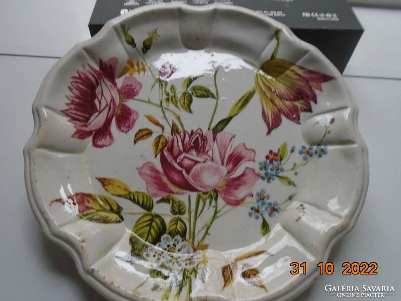 Renaissance revival hand-painted majolica bowl with a unique renaissance flower pattern