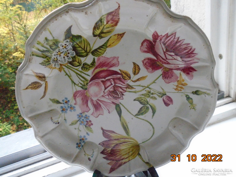 Renaissance revival hand-painted majolica bowl with a unique renaissance flower pattern