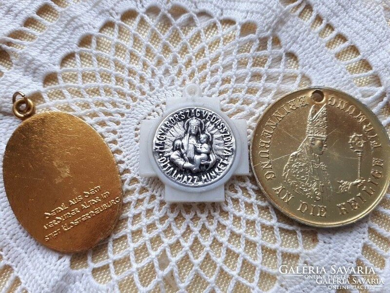 Three pieces of religious pendant in the size of beautiful pieces according to pictures