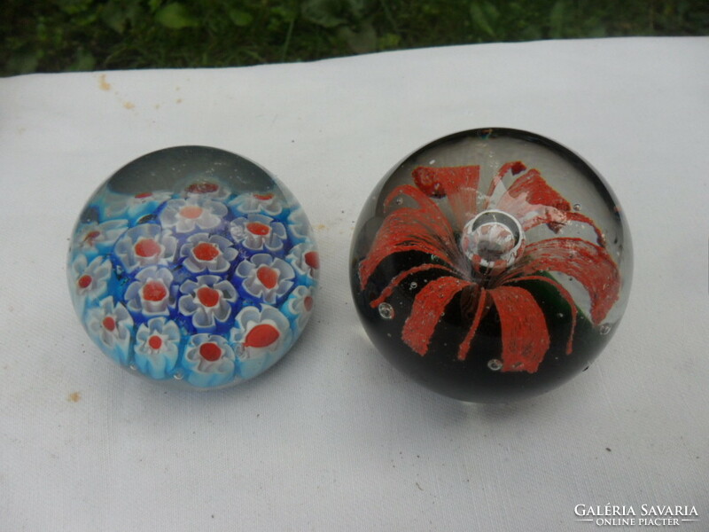 2 glass paperweights from Murano