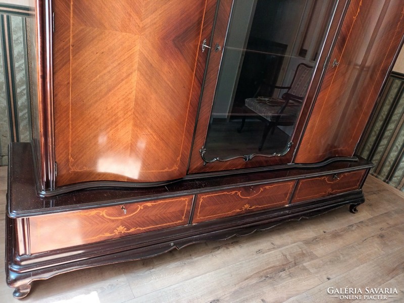 Neo-baroque, bent marquetry, 3-door cabinet