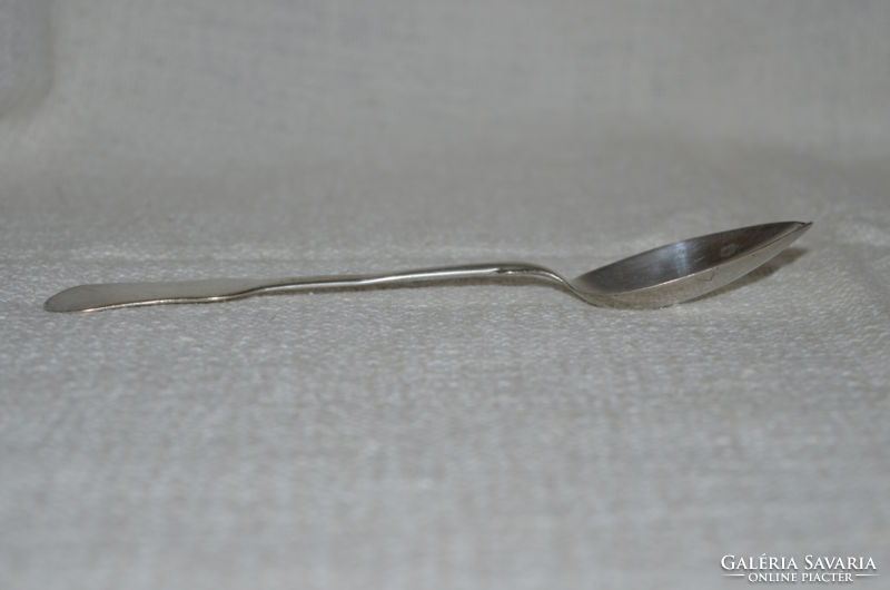 1 small violin-shaped silver spoon