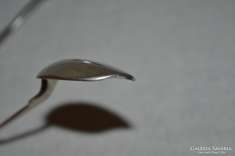 1 small violin-shaped silver spoon