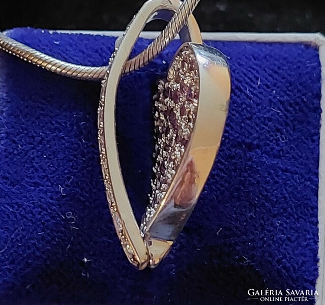 Szépséges ezüst medál szivárványosan csillogó cirkónia kövekkel kígyó láncon