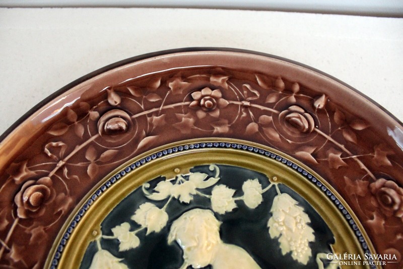 Schütz Blansko majolika fali tányér, figurális díszítéssel