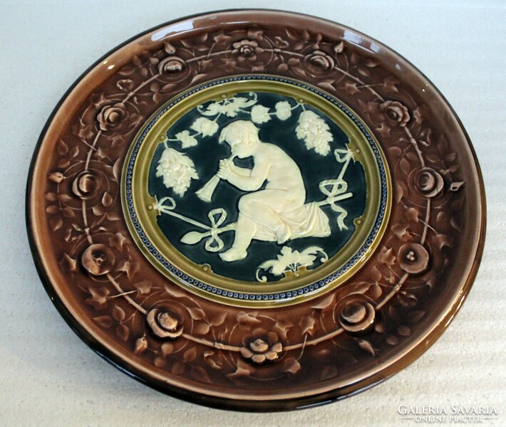 Schütz Blansko majolika fali tányér, figurális díszítéssel
