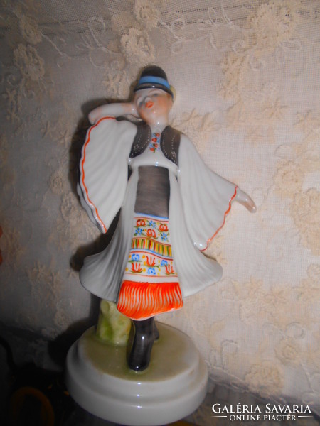 Herendi táncoló matyó legény figura 18 cm
