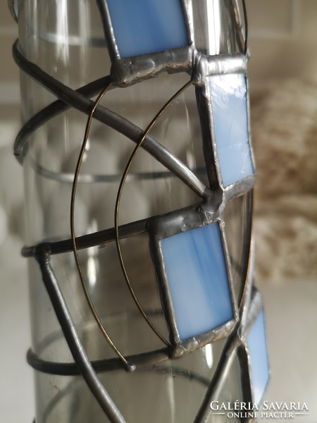 Óriási, fújt üveg váza, 46 cm, külsején geometrikus Tiffany technika, kézzel készített.