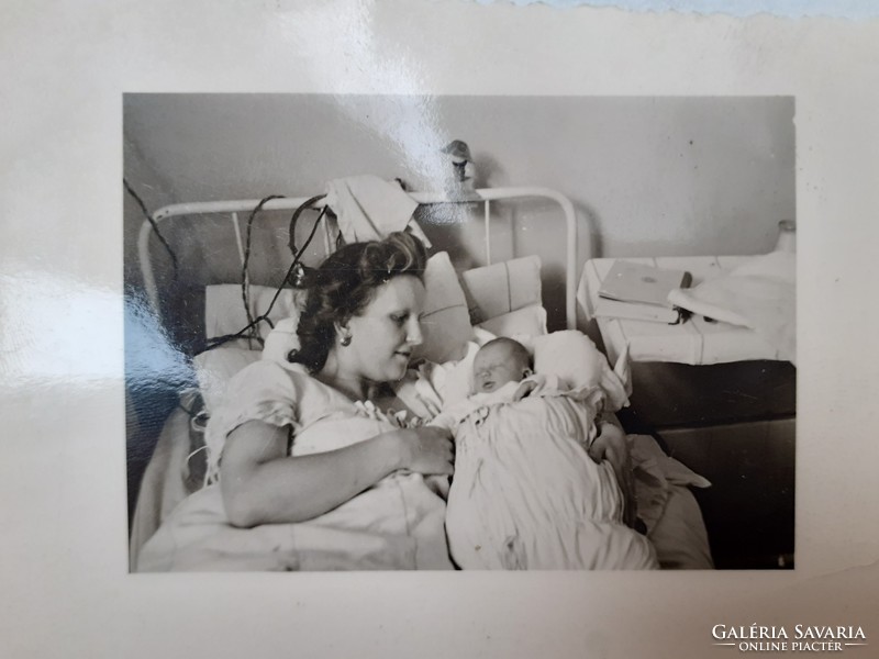 Régi kórházi fotó szülészet baba anya fénykép