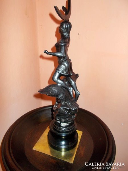 S17-24 Nőalakos szobor