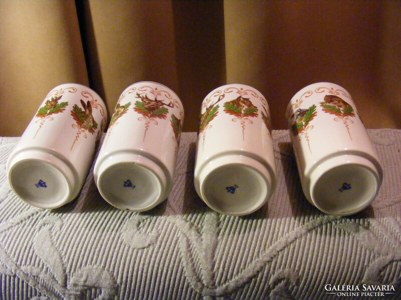 4 porcelain hunting cups