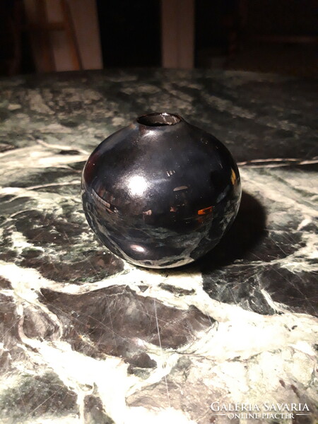 Gömb alakú, kis fekete régi kerámia váza