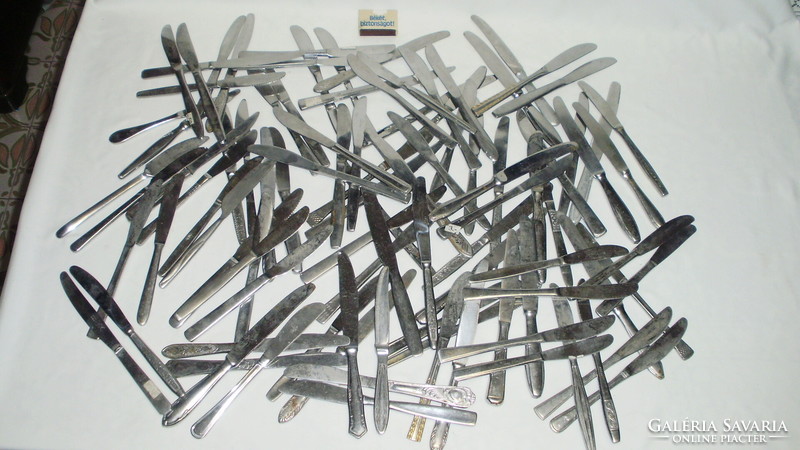 Száz darab kés vegyesen - akár kreatív újrahasznosításra