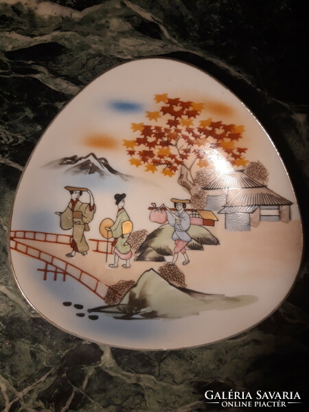 Kézzel festett, japán, jelenetes, falra akasztható porcelán tányér