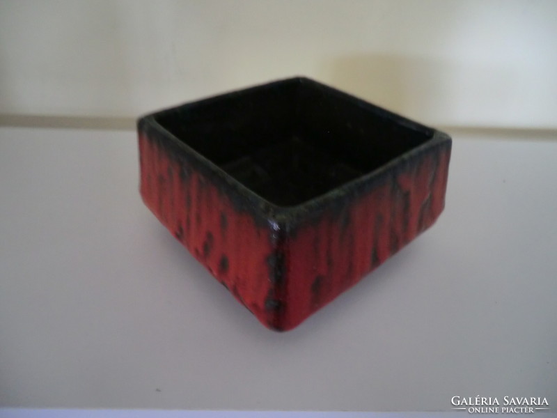 Art deco ceramic table decoration offering red coating 13x13x7 cm