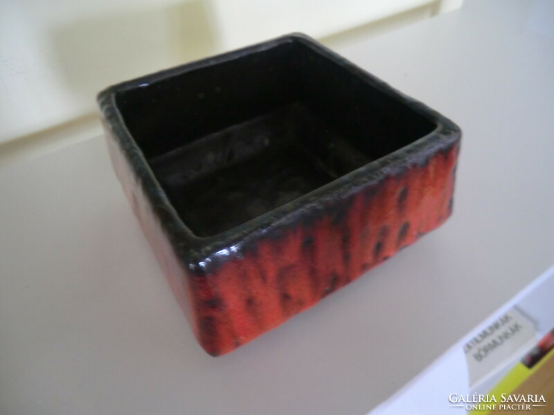 Art deco ceramic table decoration offering red coating 13x13x7 cm