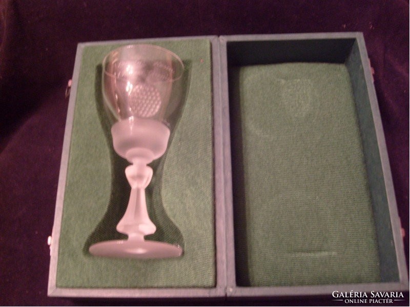Antique unique g. Schluifer chalcedony ornament in a strong box with a safety ribbed design