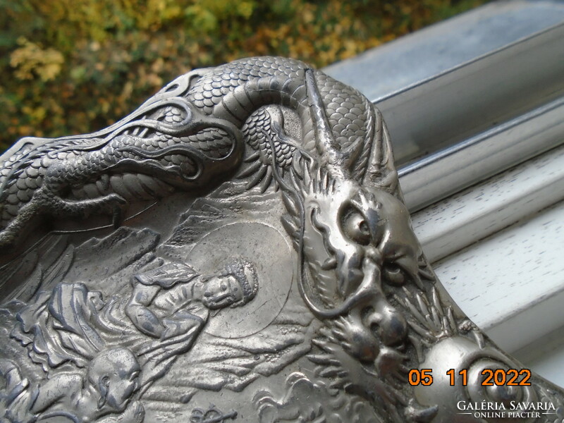 Kínai sokalakos dombormintás ezüstözött rituális(?)ón dísztál peremén egymásba fonódó sárkányokkal